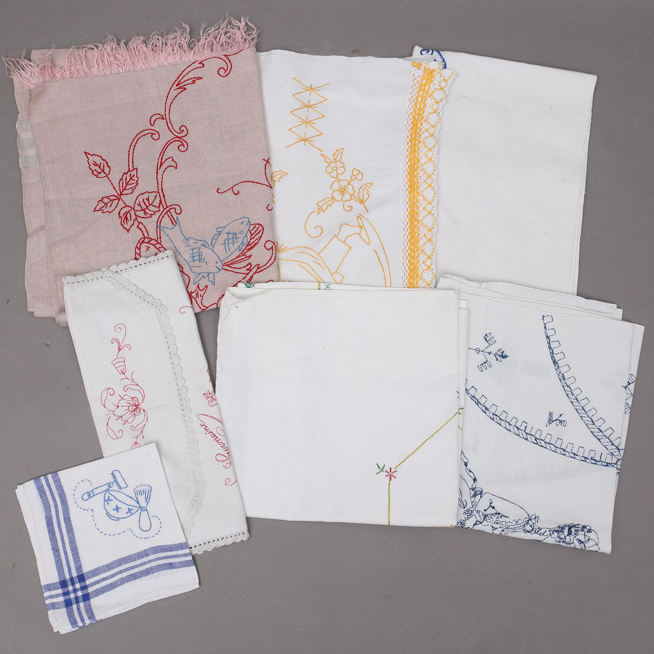 TEXTILIER, 7 st, broderade, 1900-talets första hälft.