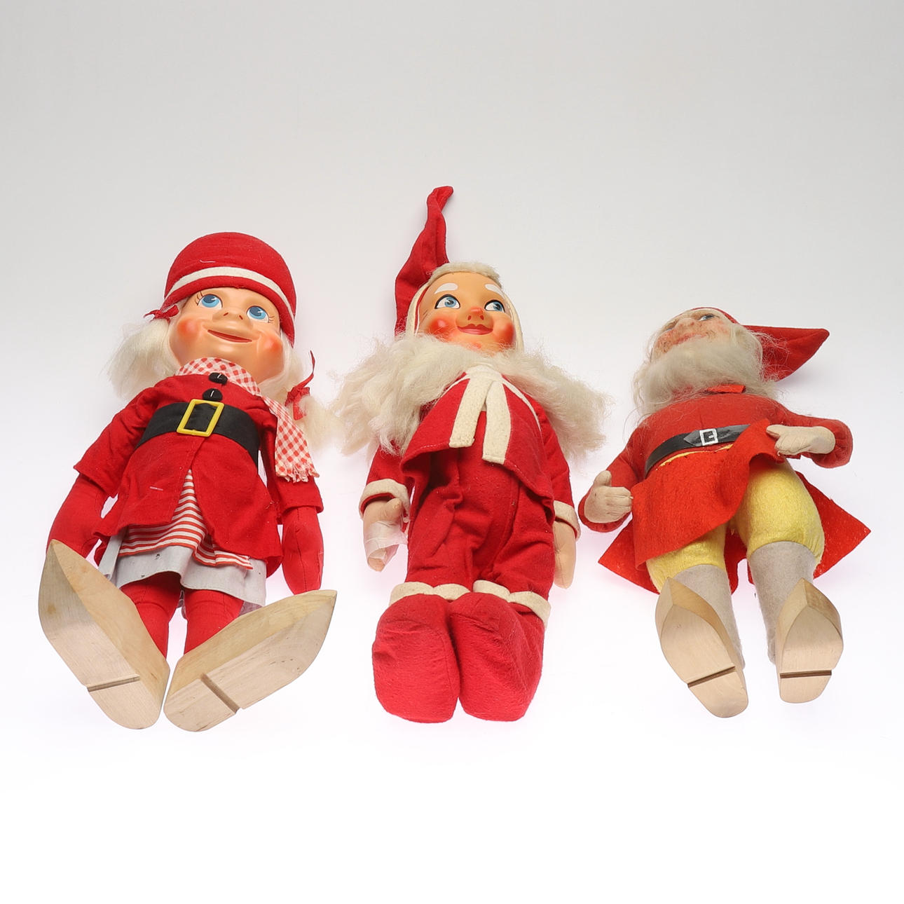 TOMTAR, 3 st, b.la. trä/textil, 1900-tal.