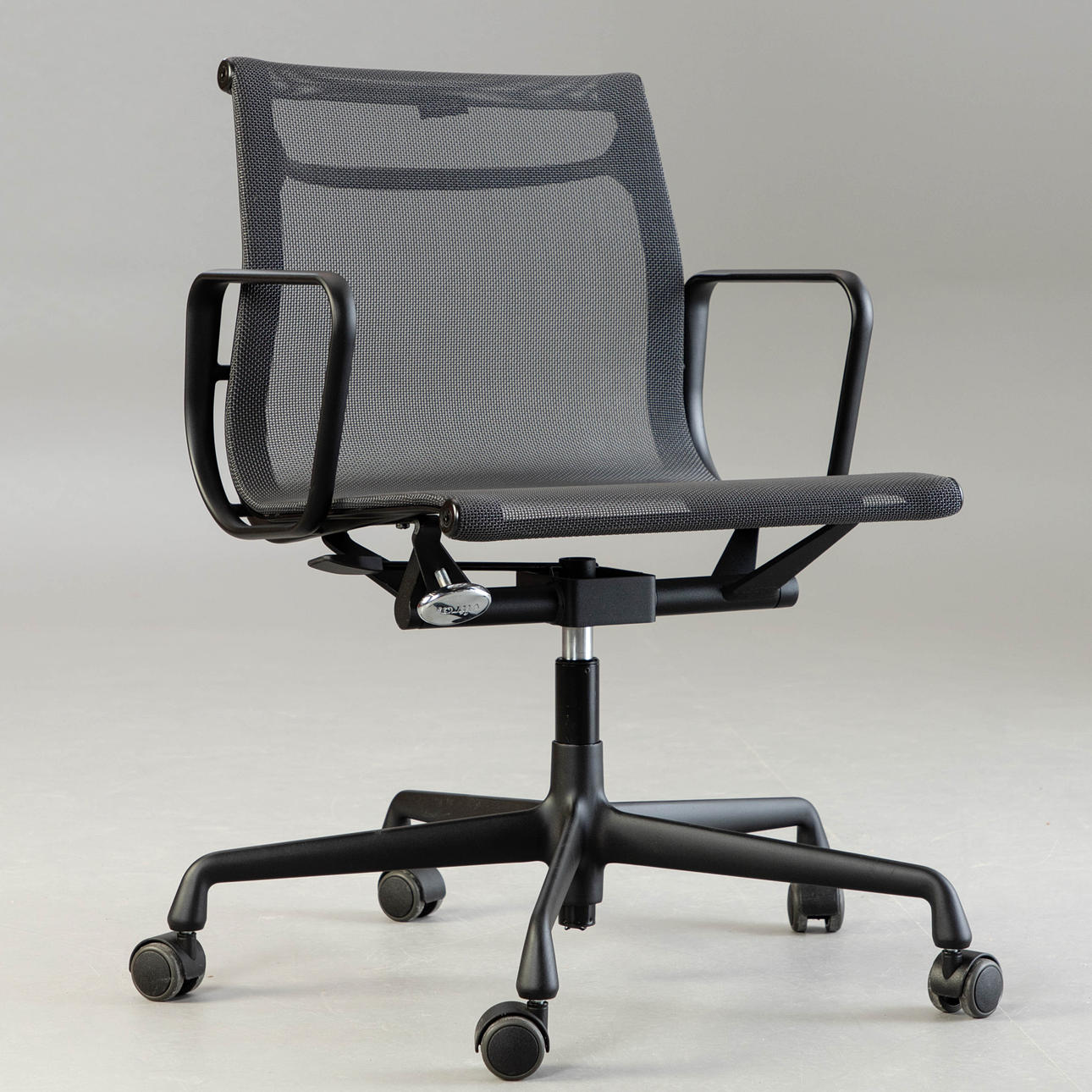 CHARLES & RAY EAMES. Vitra, työtuoli EA 118.