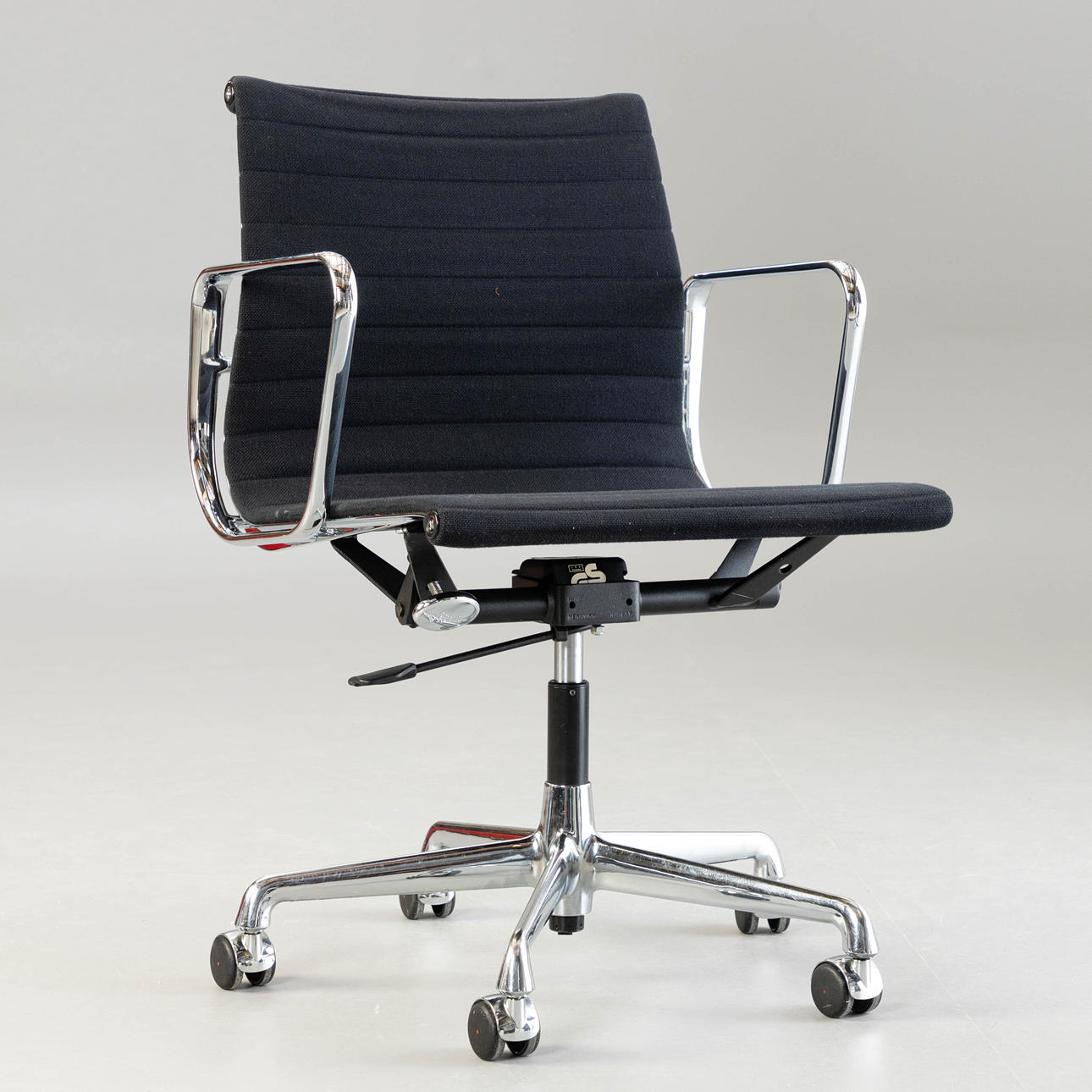 CHARLES & RAY EAMES. Vitra, kontorstol EA 117.