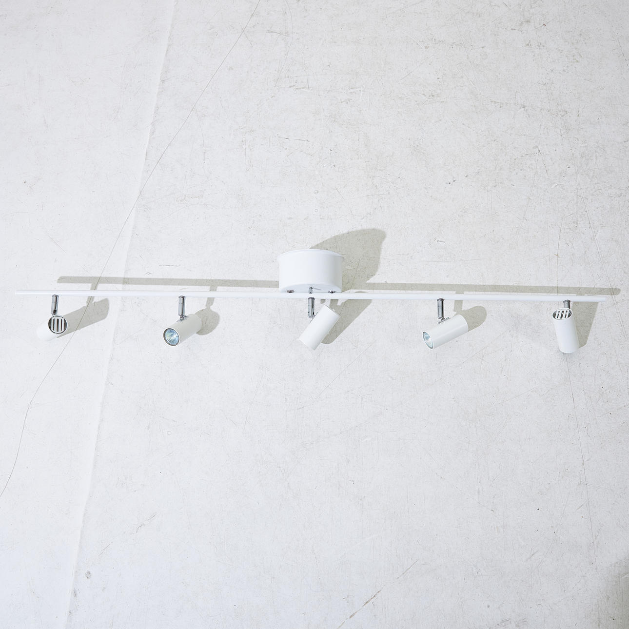 BELID, Strahler, Schiene mit 5 Lichtpunkten, 2016, weiß lackiert.