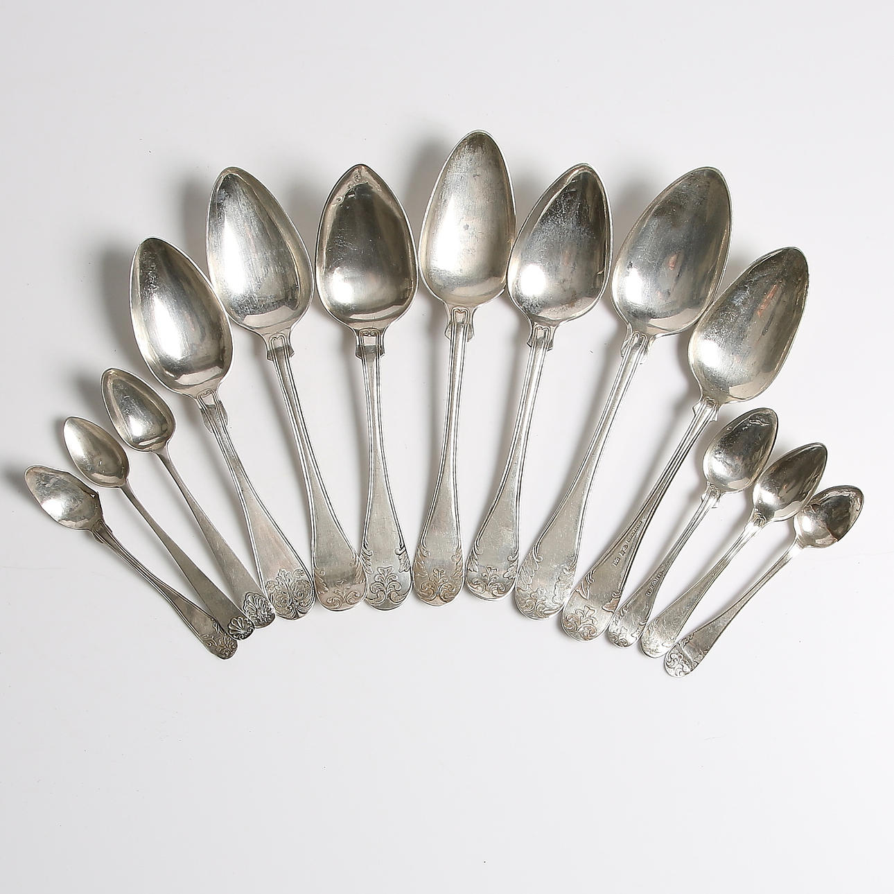 SKEDAR, 12 st, silver, bl.a. L Sundström, Östersund. 1800-talets mitt. Vikt 282 gram.