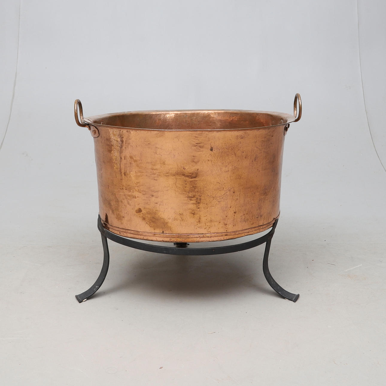 BASE DE COBRE, SOBRE PILA DE FORJA, S.XIX.