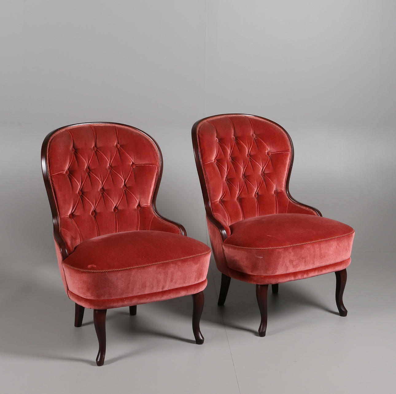 FÅTÖLJER 2 st i plyschklädsel på trästomme, sent 1900-tal.