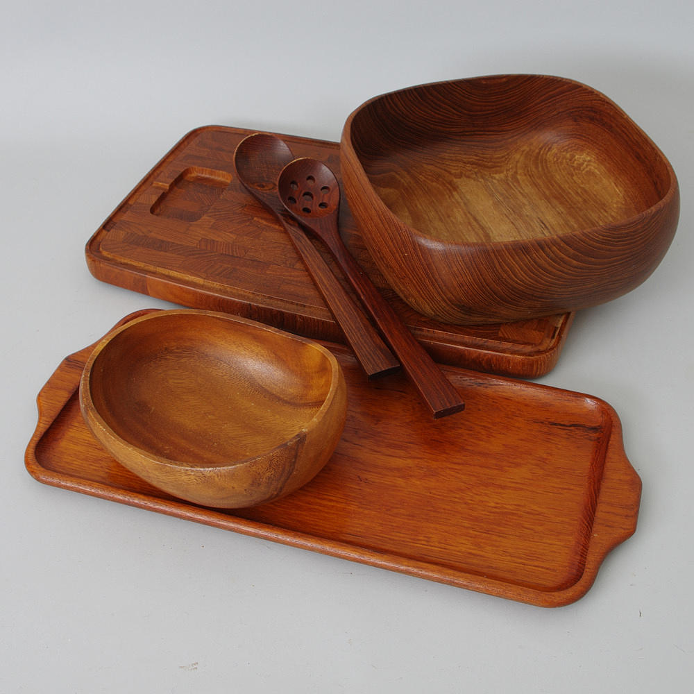 BRICKA, 2 SKÅLAR, SKÄRBRÄDA SAMT SALLADSBESTICK.