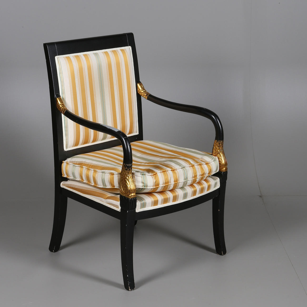 FÅTÖLJ med klädd rygg/sittdyna på svartmålat underrede.