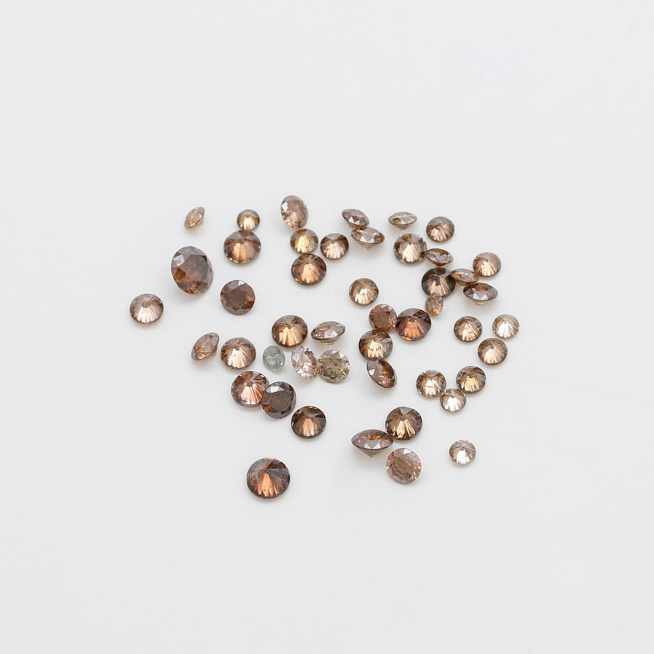 Uppsättning omonterade bruna diamanter.
