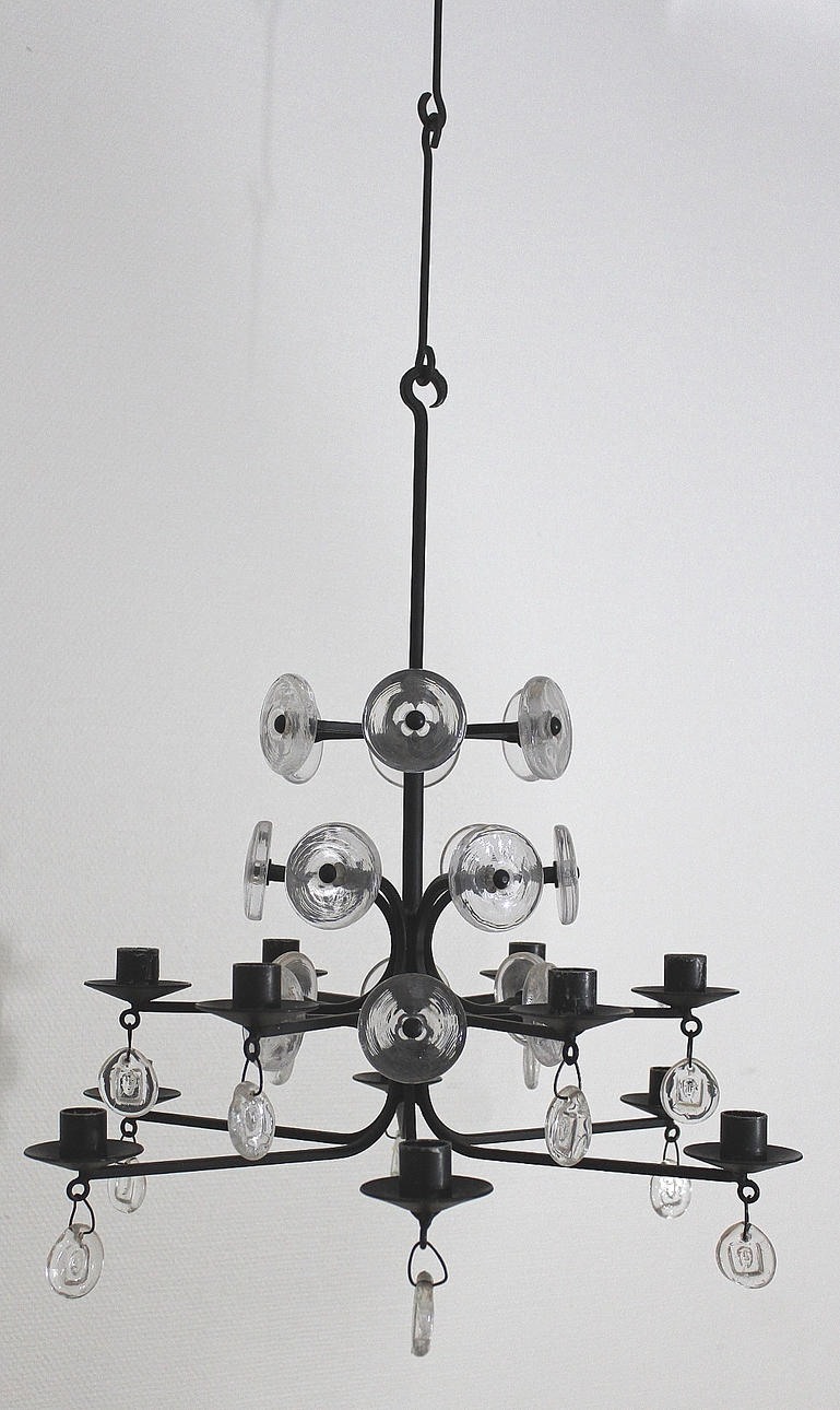 LJUSKRONA, glas och metall, 12 ljushållare, troligtvis Erik Höglund.