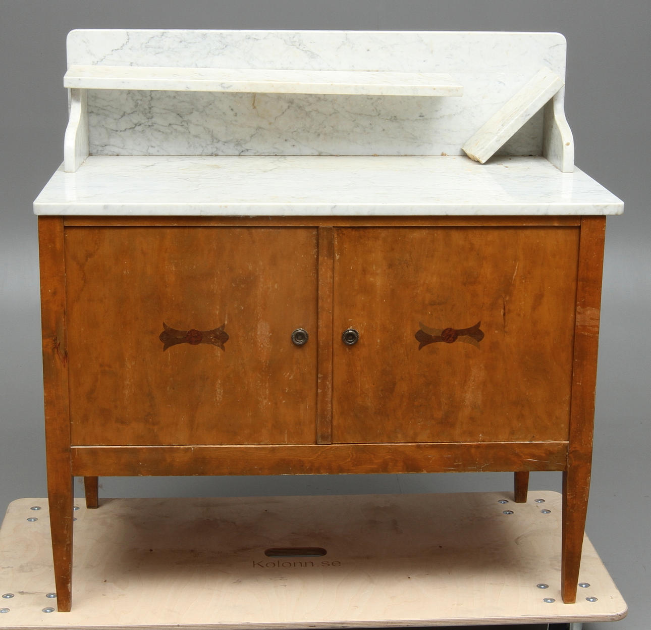 KOMMOD, med stenskiva, 1900-talets första hälft.