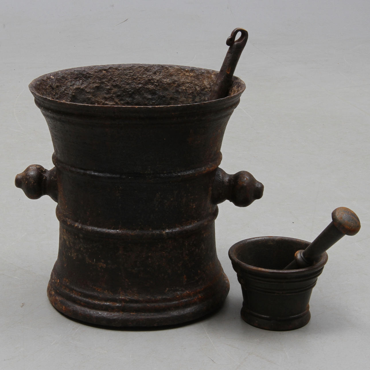 MORTLAR, 2 st, gjutjärn, varav en märkt HF, möjligen Hällefors bruk, 1800/1900-tal.