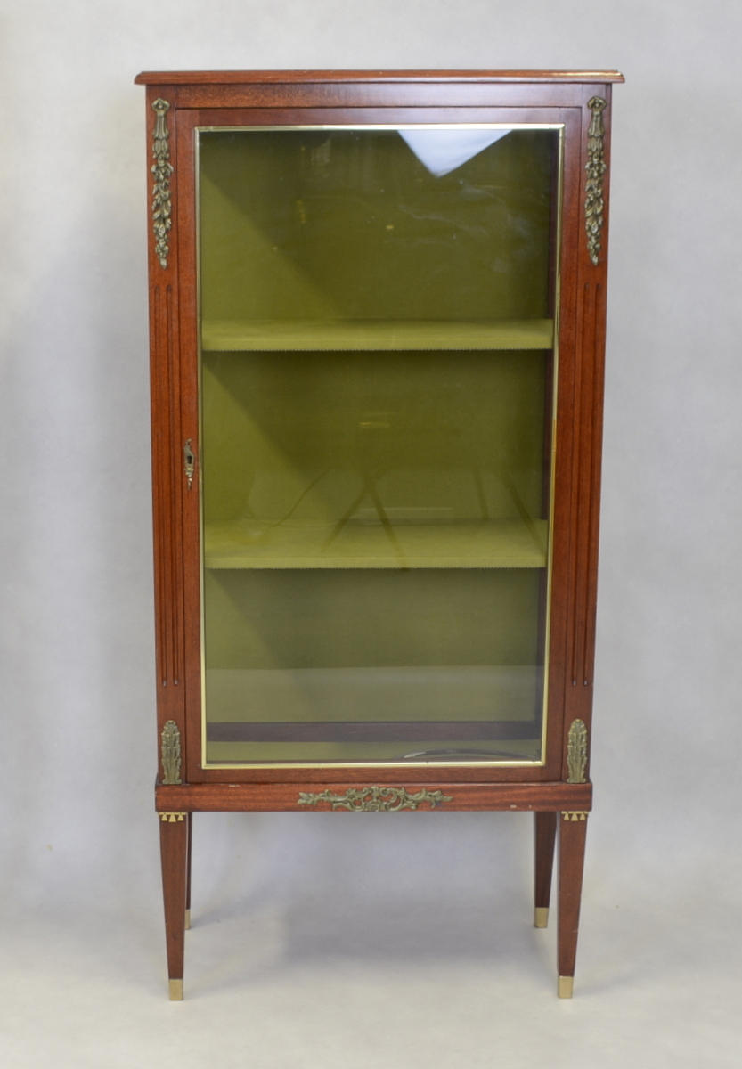 VITRINSKÅP, Lous XVI-stil, 1900 talets mitt.