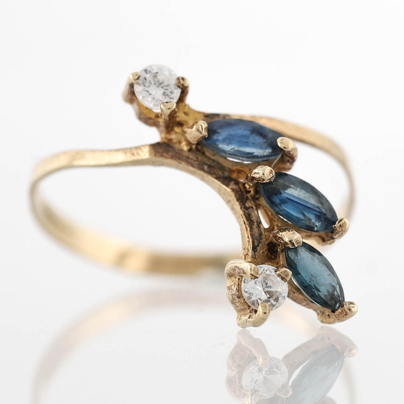 RING 14K guld, safirer, hvide sten.