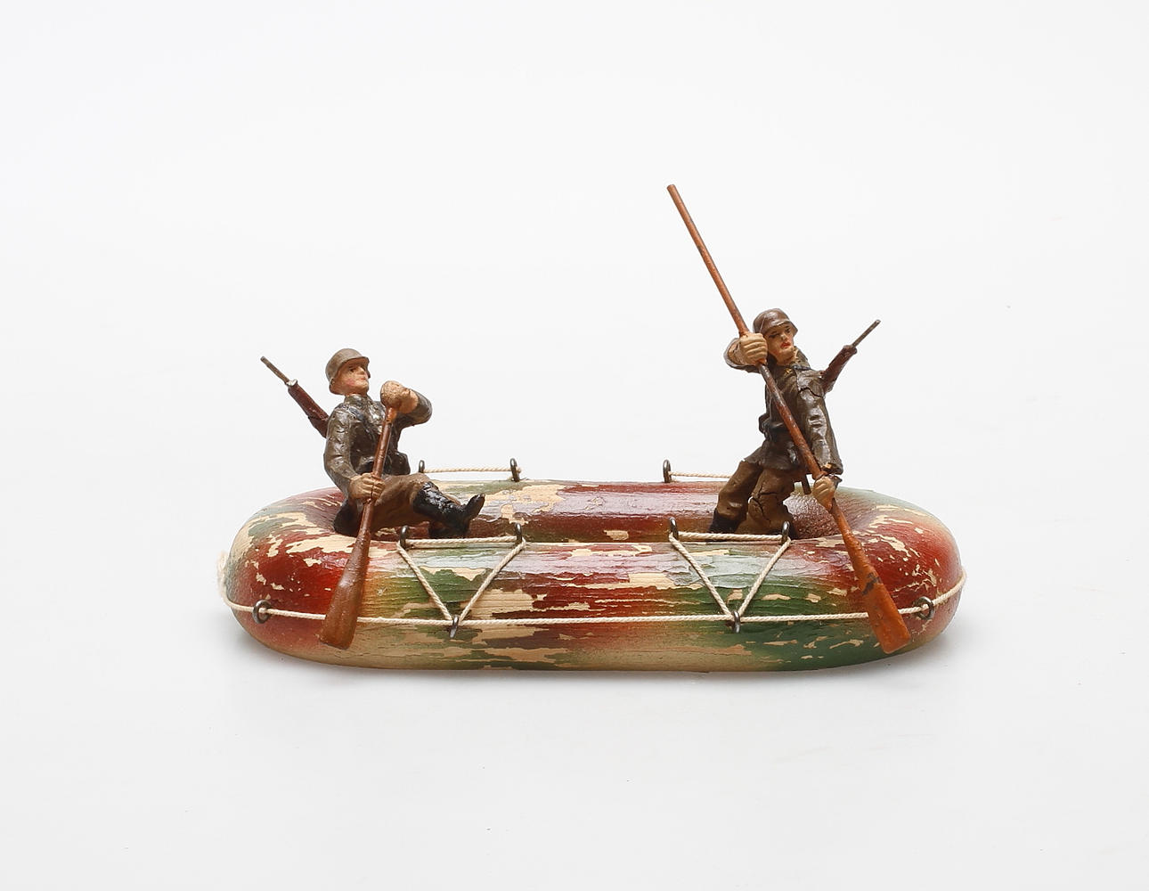 MILITÄRBÅT med 2 soldater, Elastolin, 1900-talets första hälft.