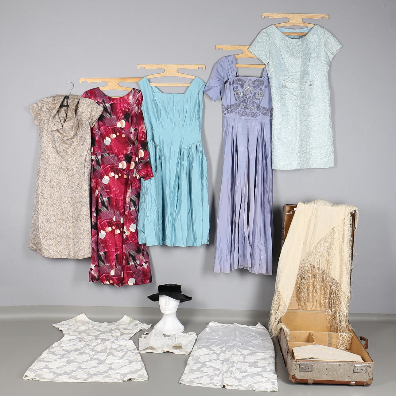 RESEKOFFERT med kläder. Stående modell. 1900-talets första hälft.