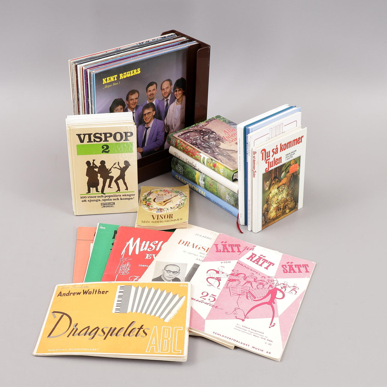 SÅNGBÖCKER, NOTHÄFTEN samt LP-SKIVOR, 25 st.