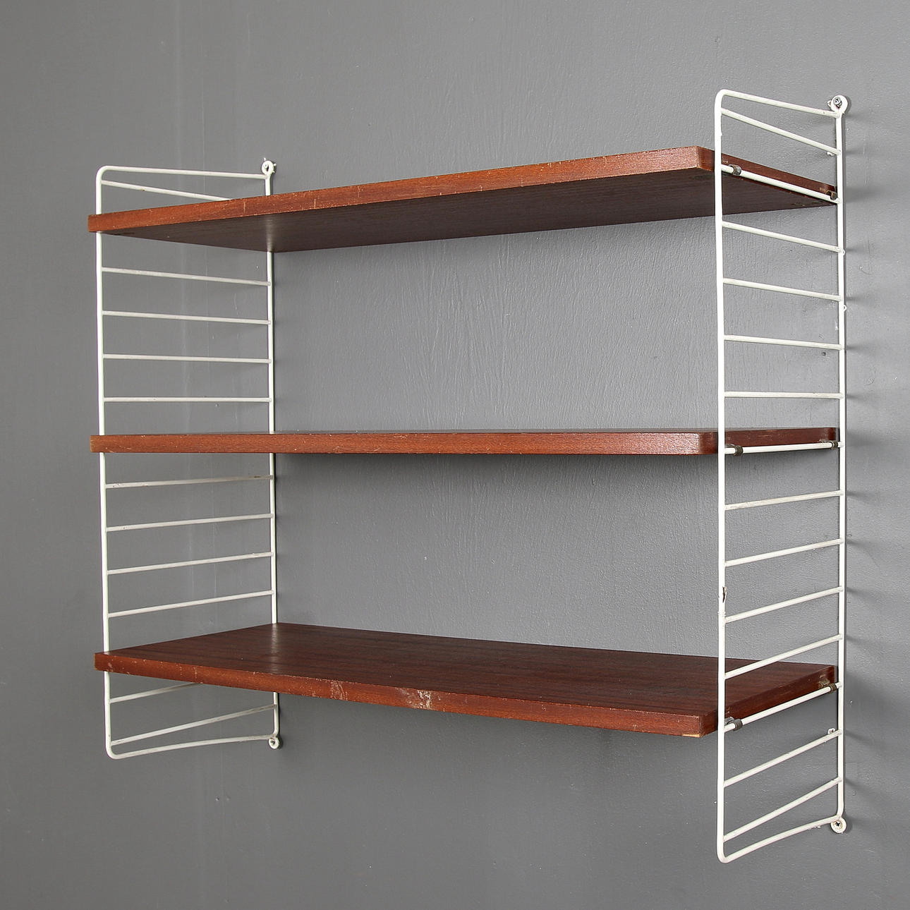 STRINGHYLLOR, 2 st, mahognyfanér, vita gavlar, "BFB-Hyllan / Ladder shelf", Nisse Strinning. 1900-talets mitt.