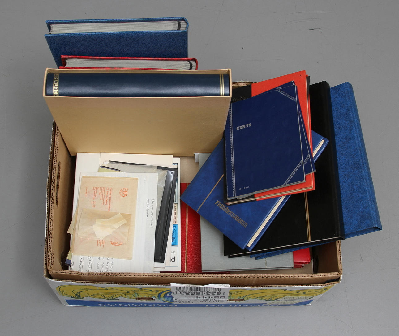 FRIMÄRKEN och MYNT, bland annat USA och Sverige.