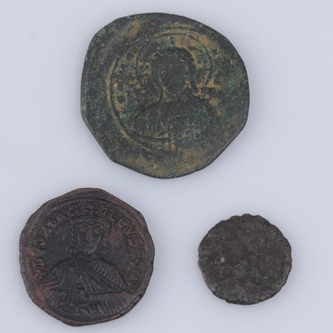 MYNT, 3 st. brons, follis, Leo VI 886-912 e.kr, Basil II 969-1025 e.kr samt ett oidentifierat romerskt mynt.