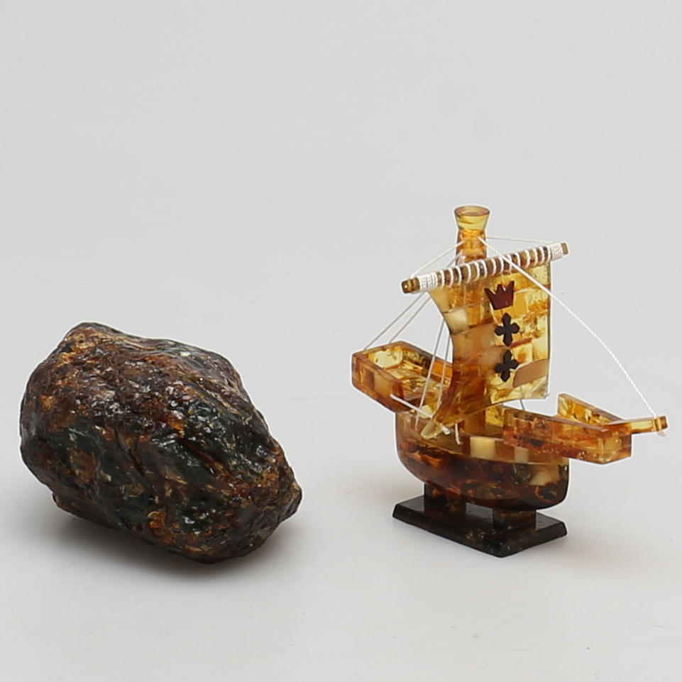 BÄRNSTEN. 2 delar. Modellskepp samt obearbetad sten.