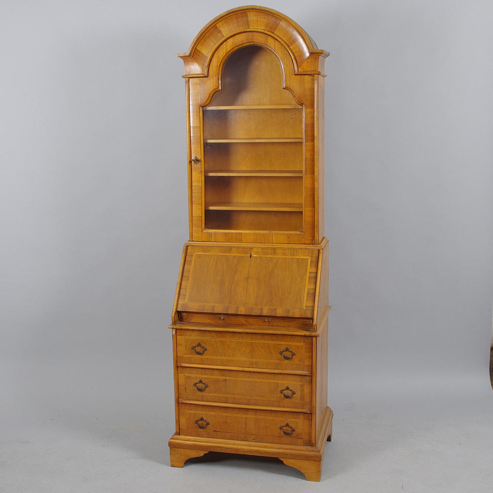 SNEDKLAFFSEKRETÄR MED VITRINÖVERDEL, mahogny, engelsk stil.