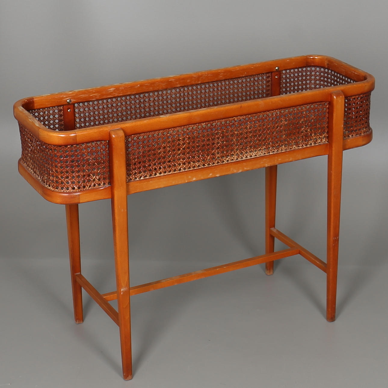 BLOMSTERBORD i teak och rotting. 1900-talets andra hälft.