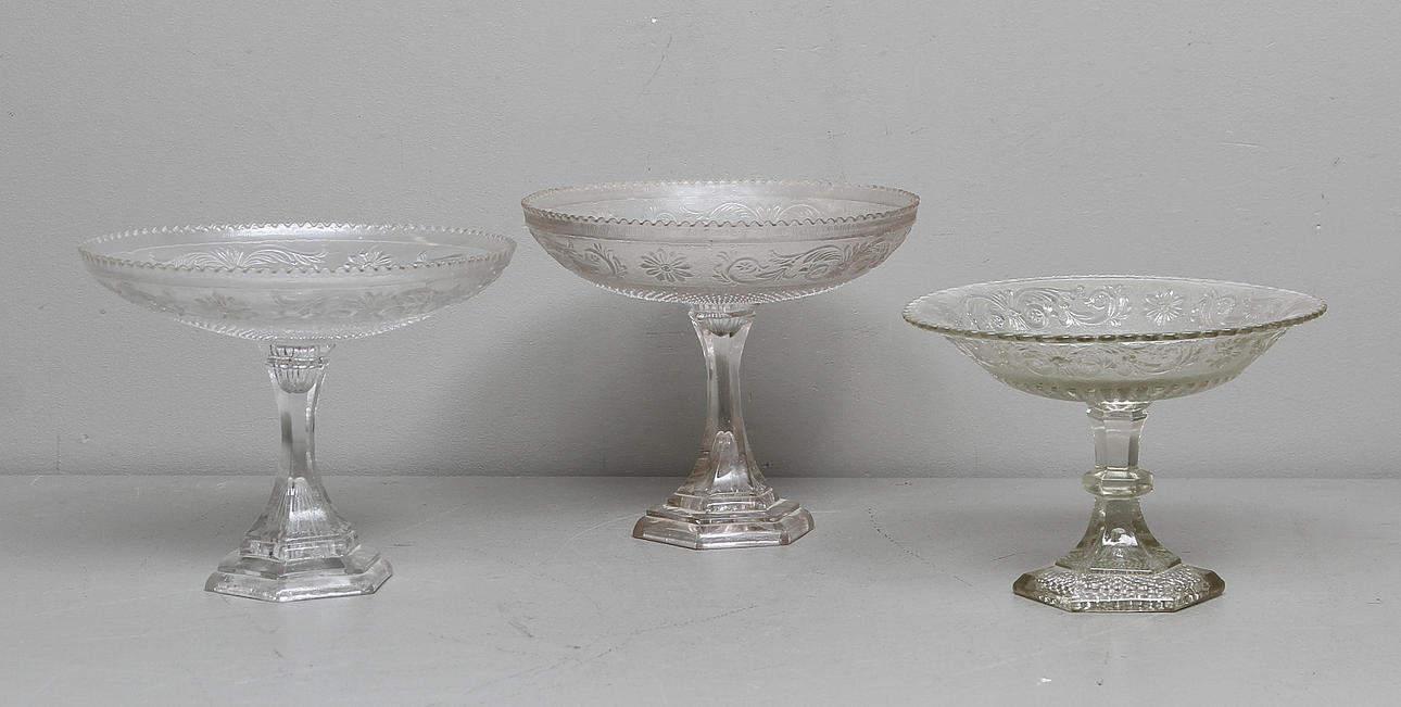 SKÅLAR på FOT, 3 st, pressglas, 1900-talets första hälft.