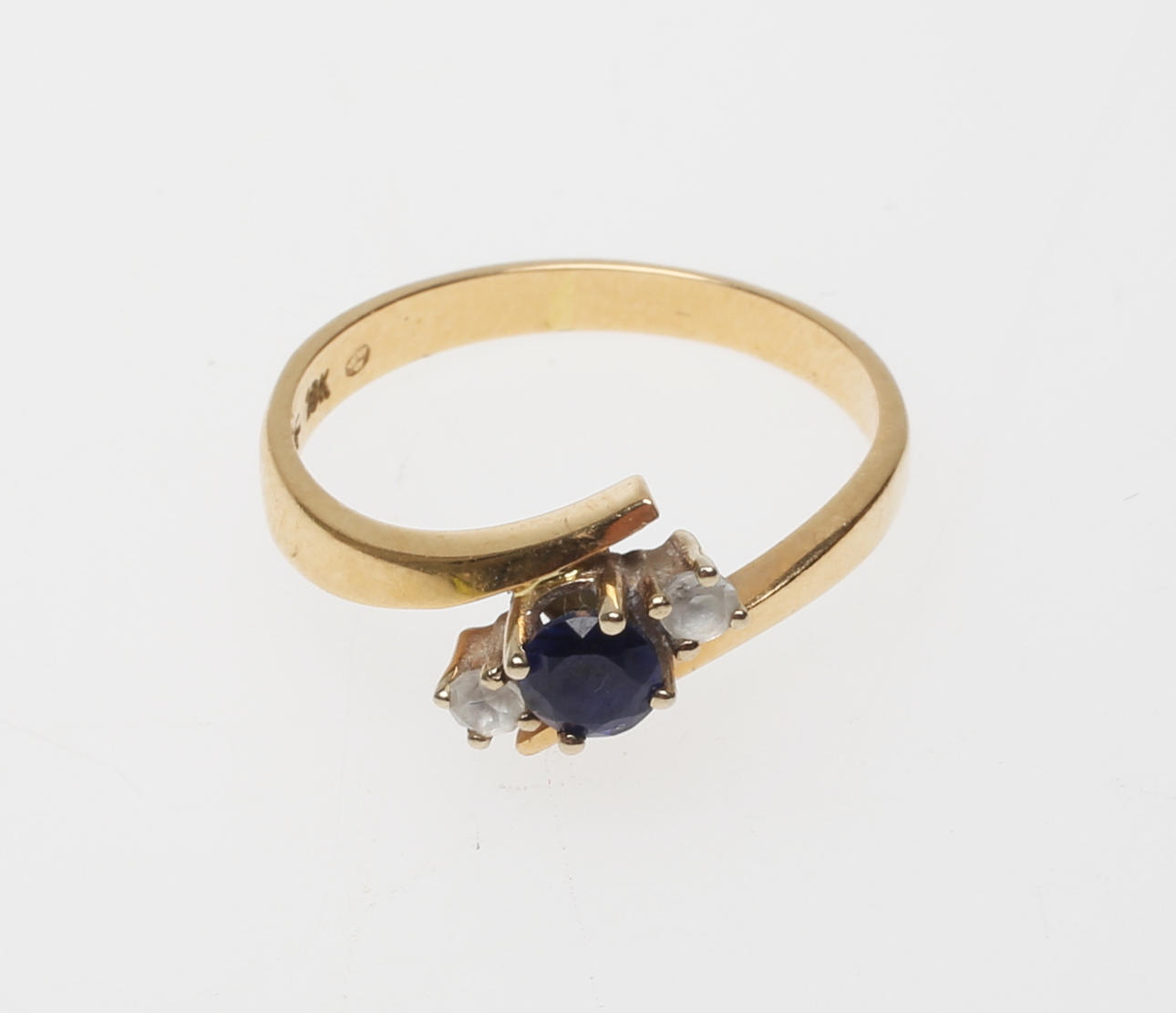 RING, 18 k, med 3 slipade stenar.
