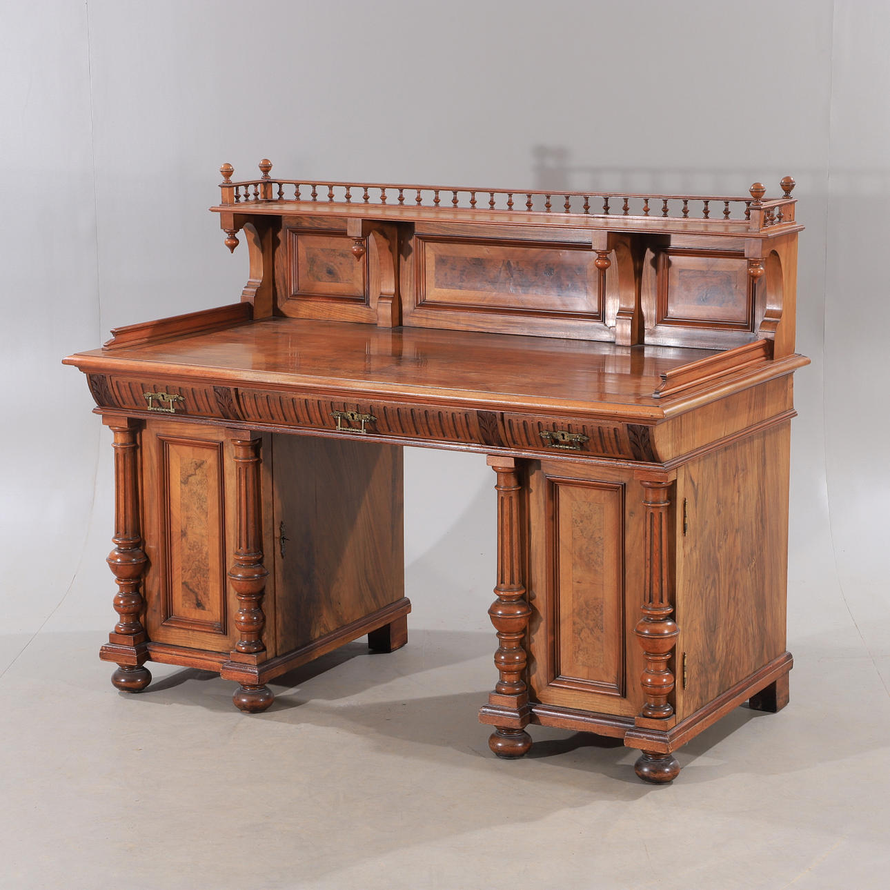 SCHREIBTISCH MIT AUFSATZ, Nussbaum, Neorenaissance.