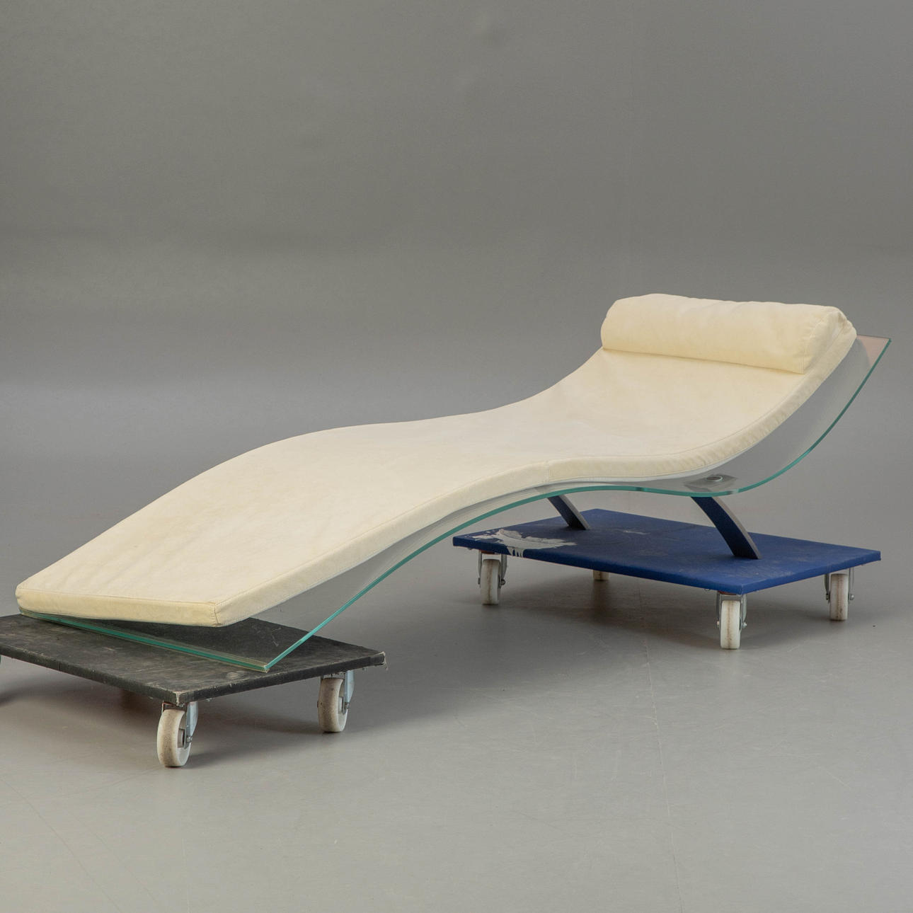 glas solstol med kudde.