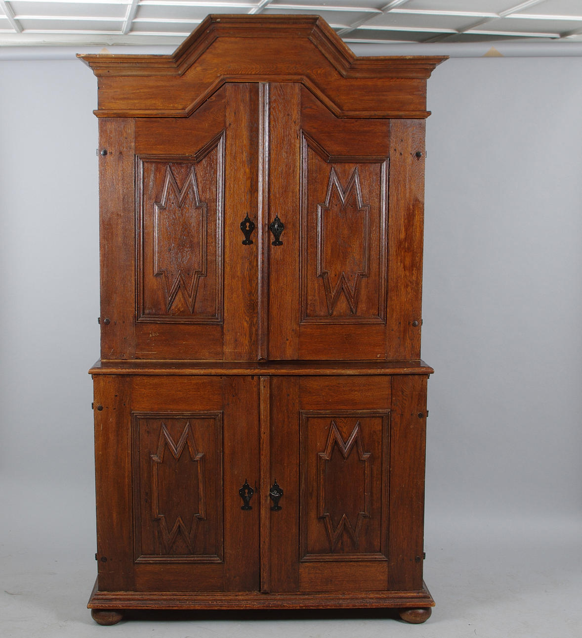 MATSALSSKÅP, e, barockstil, 1700-tal.