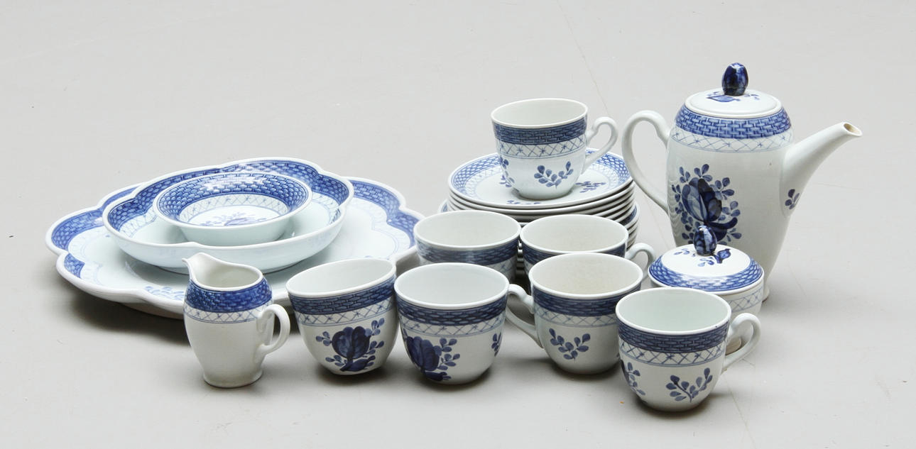 KAFFESERVISDELAR, 16 delar, bla. Royal Copenhagen.
