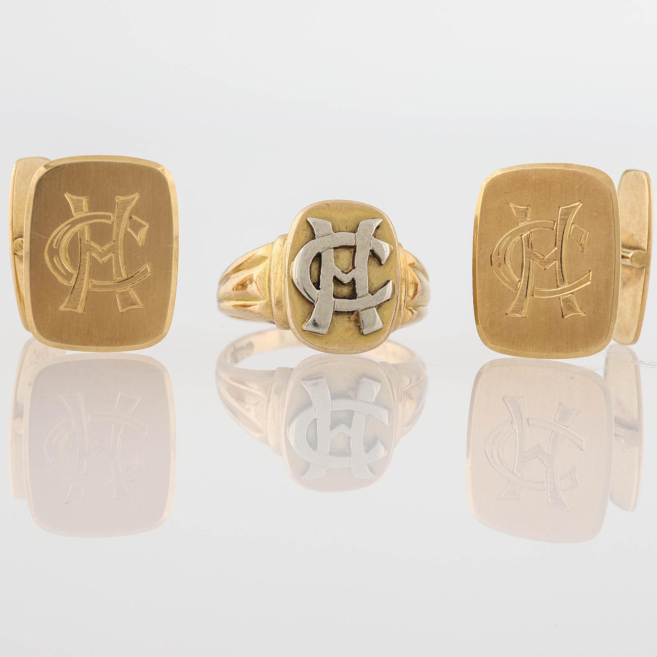 MANSCHETTKNAPPAR och RING 18K guld, med monogram "CH".
