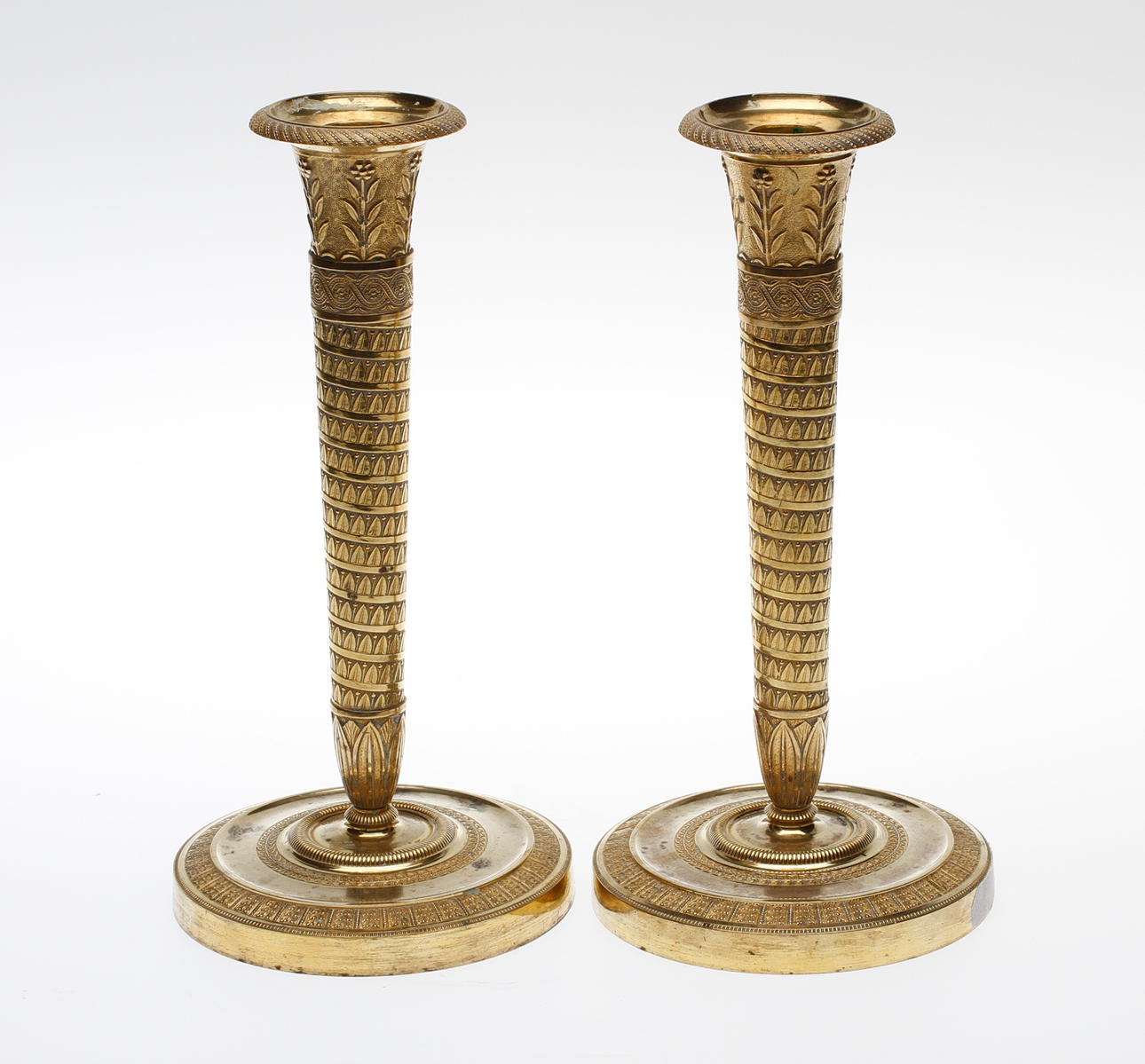 LJUSSTAKAR, ett par, förgylld brons, empire, Frankrike, 1800-talets början.