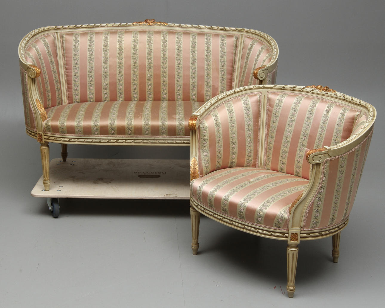 BADKARSSOFFA samt FÅTÖLJ, gustaviansk stil, 1900-tal.