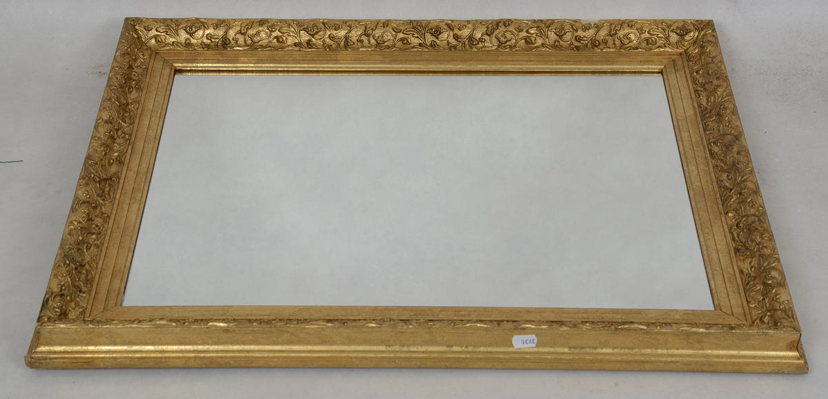 SPEGEL med guldfärgad ram.