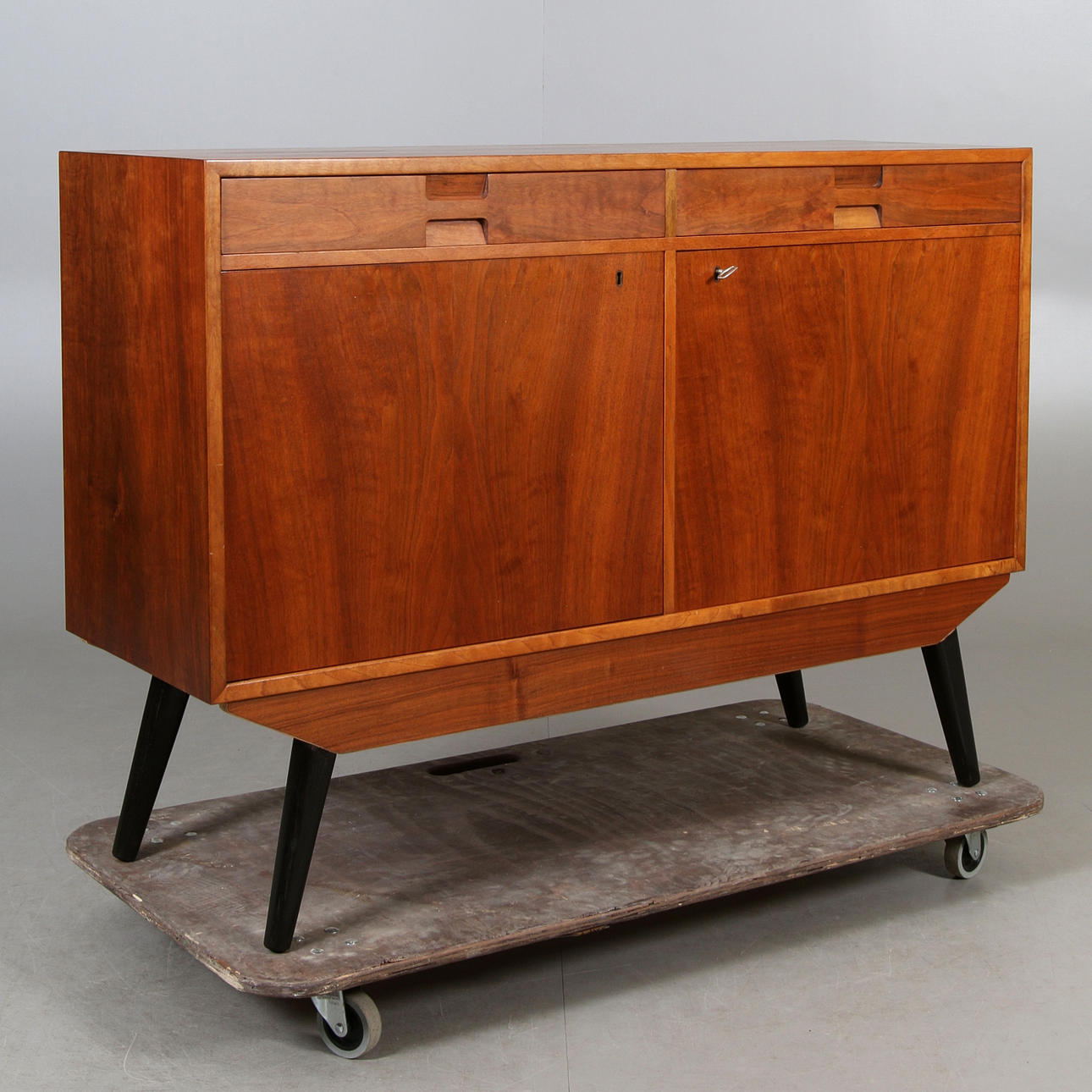 SKÆNK, valnød, 1960'erne.