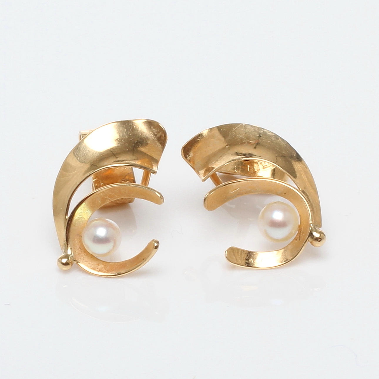 ÖRHÄNGEN 1 par 18k guld med odlad pärla, 1900-tal.