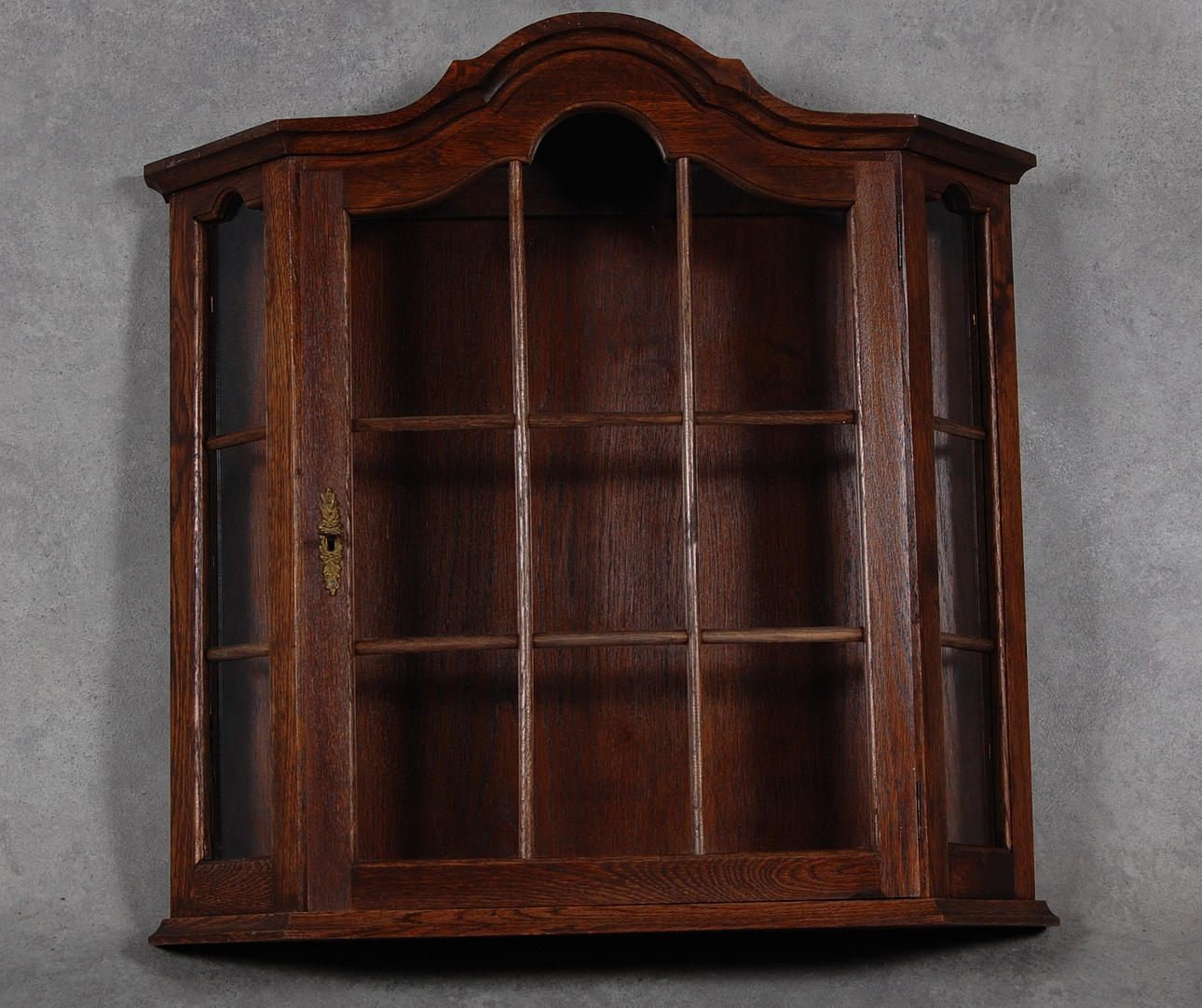 VÄGGSKÅP, glashyllor.