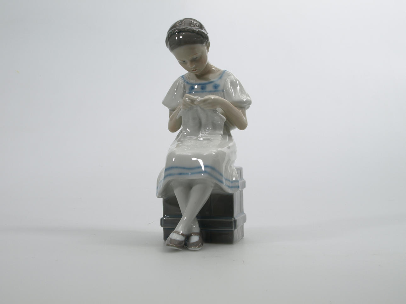 FIGURIN, porslin, Stickande flicka, Kunglig Dansk.