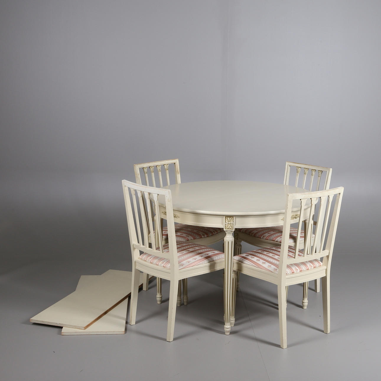 MATSALSGRUPP, 4 stolar, delbart bord med iläggsskivor, 1950-tal.