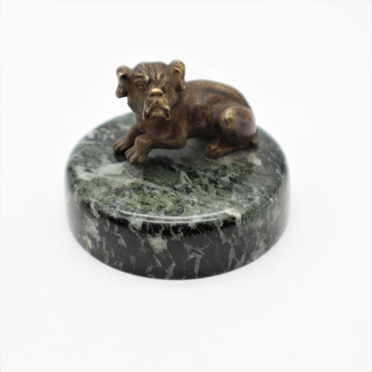 ANTIKER BRONZEHUND AUF MAMORSOCKEL.