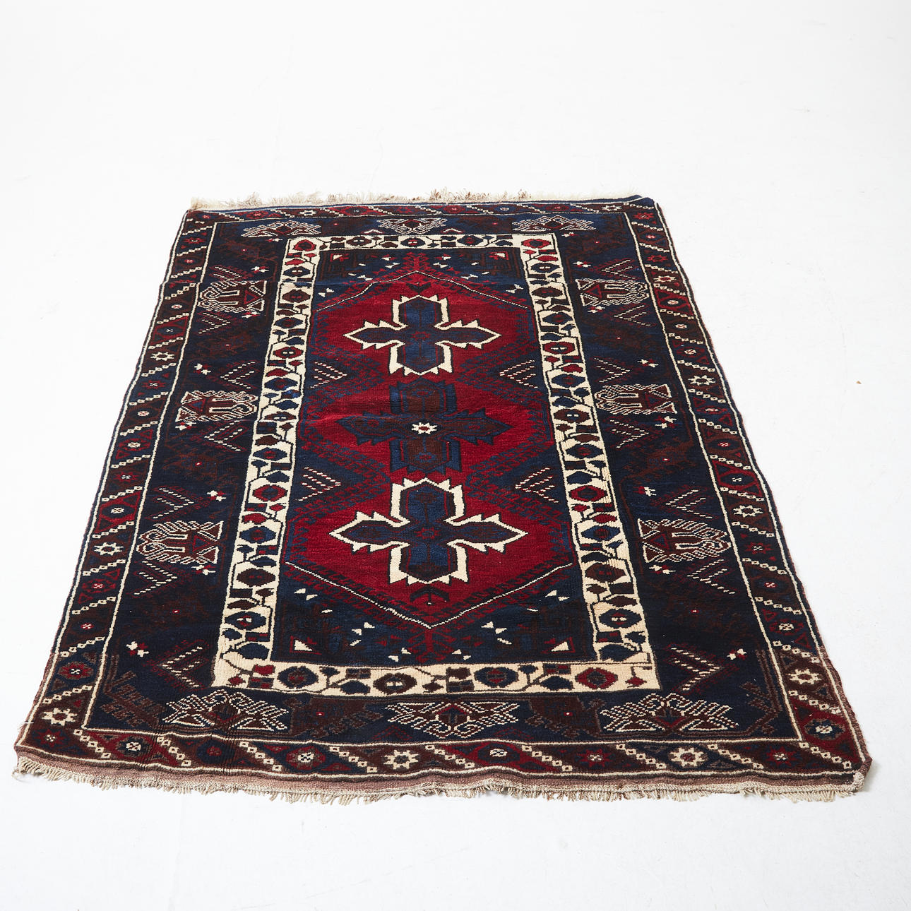 ORIENTALISCHER TEPPICH, roter und blauer Hintergrund.