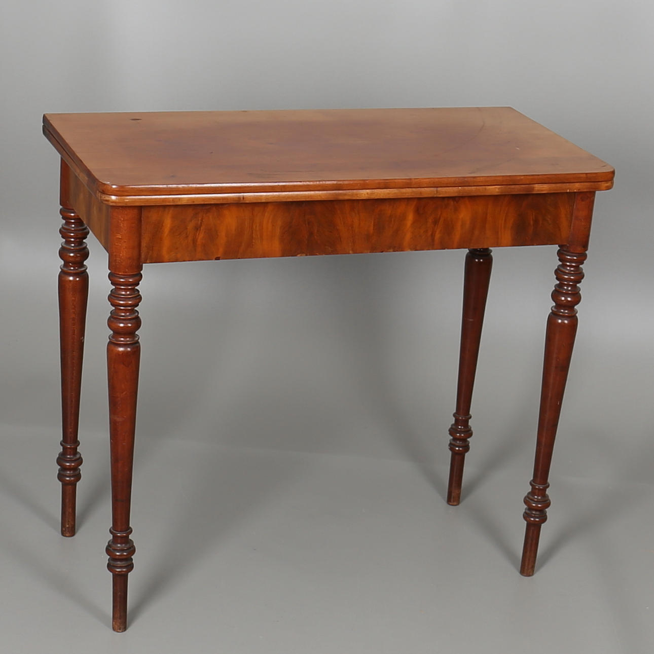 SPELBORD i mahognyfanér. Nyränessans. Omkring år 900.