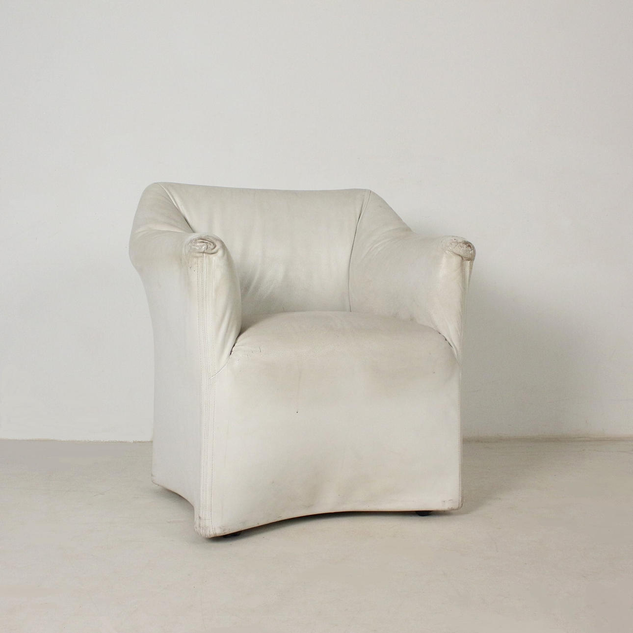 Loungesessel, Leder, mit Rollen.