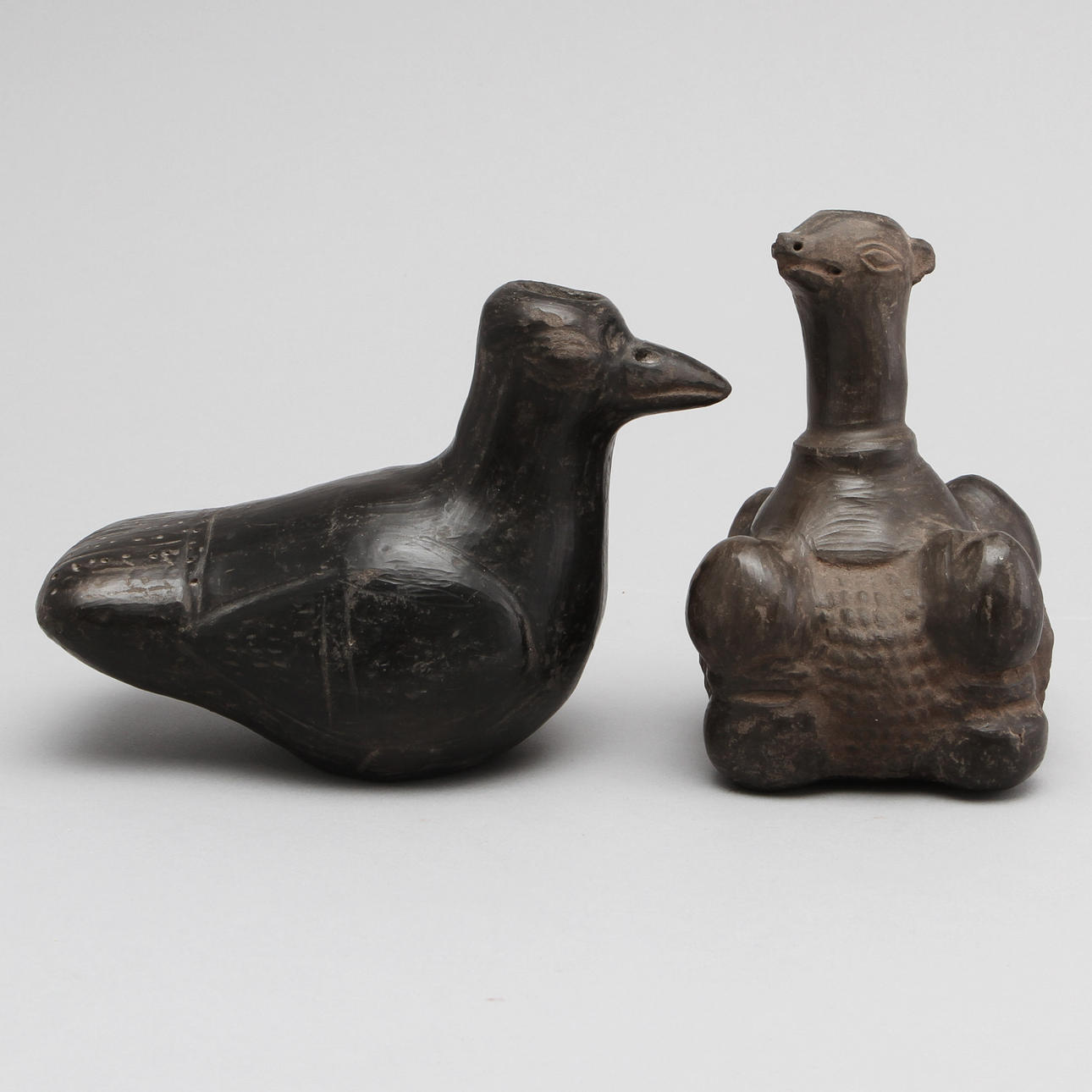 KÄRL, 2 st, lergods, Peru. Enlilgt uppgift Chimu, 1300/1400-tal.