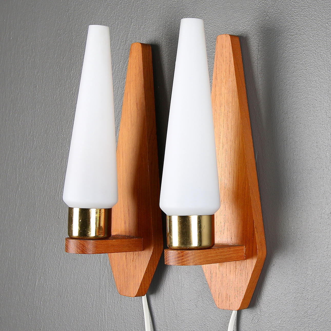 LAMPETTER, ett par, teak och glas, 1950/60-tal.