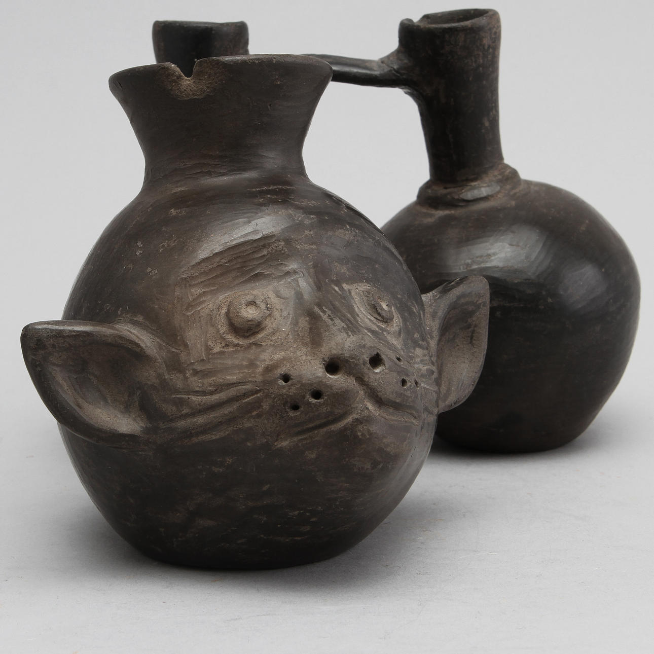 KÄRL, 2 st, lergods, Peru. Enligt uppgift Chimu 1300/1400-tal.