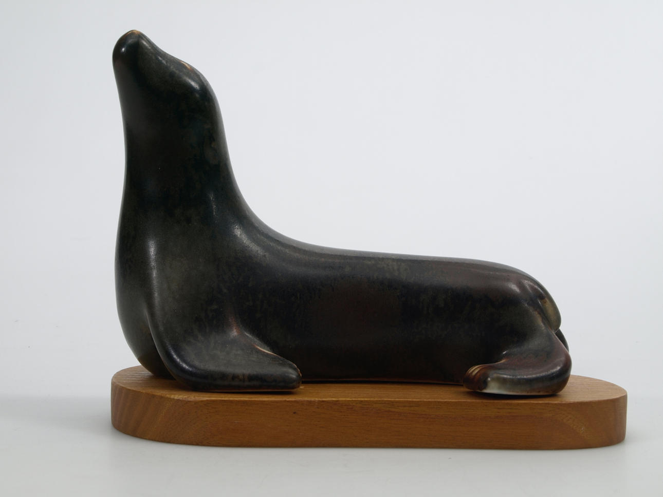 GUNNAR NYLUND. Figurin, keramik, Säl, signerad G.N, Rörstrand.