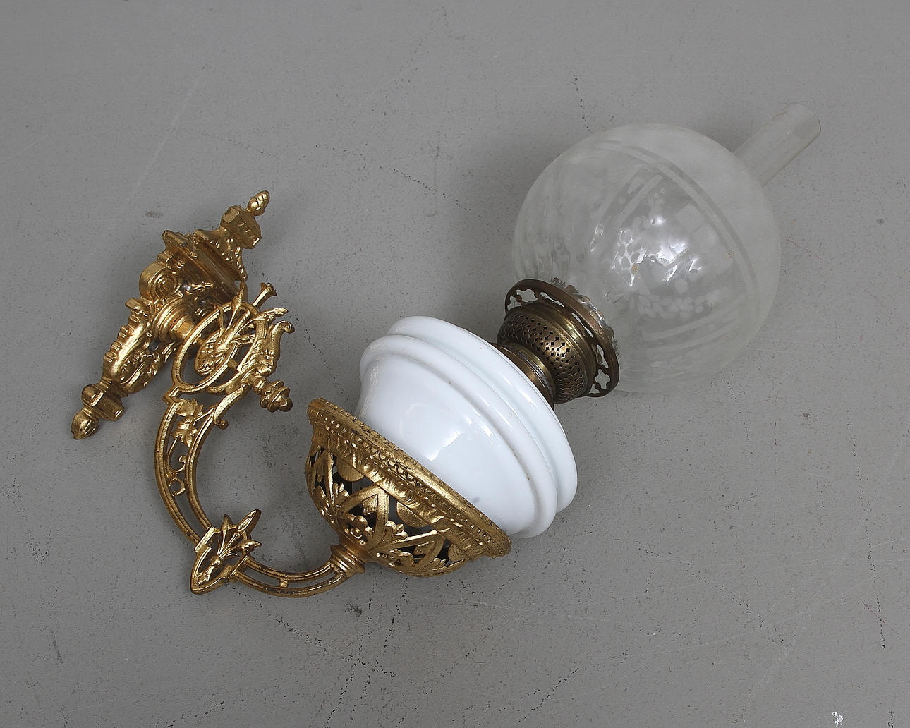 VÄGGARMATUR, Oscariansk, elektrifierad fotogenlampa, 18/1900-tal.