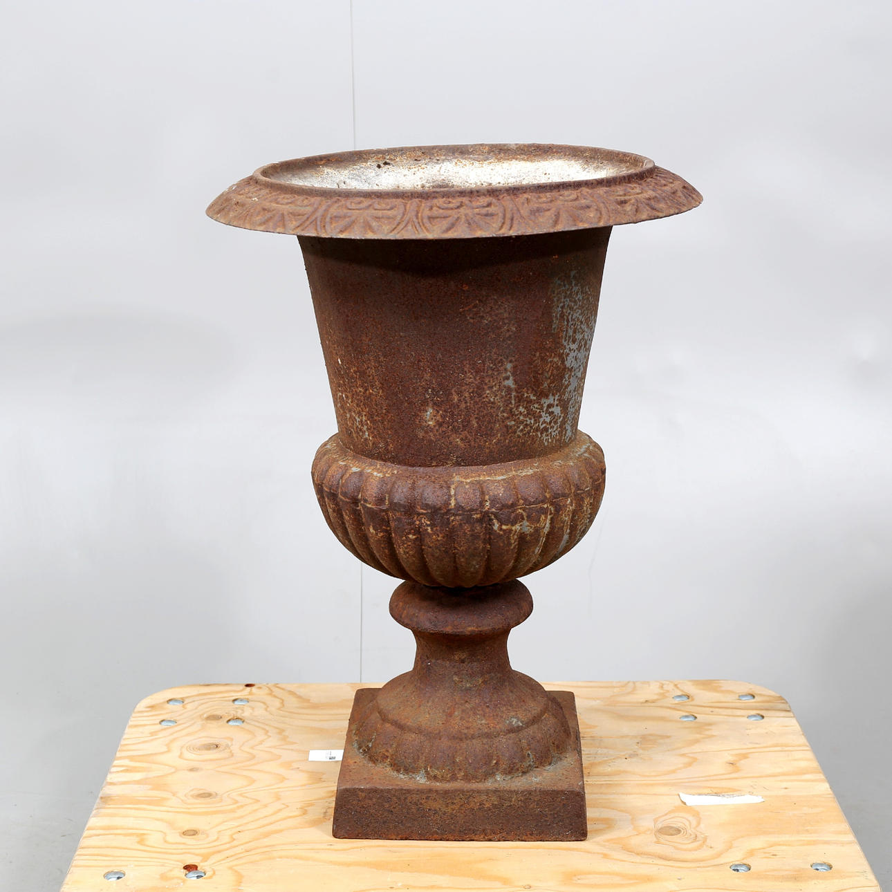 TRÄDGÅRDSURNA, metall, 1900-talets andra hälft.